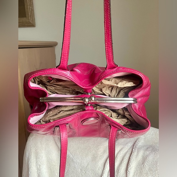 Coach kiss lock #E1093-F15658 signature hot pink patent leather purse - Picture 8 of 17